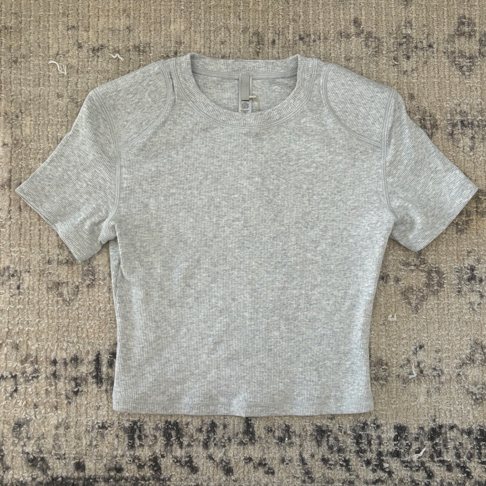 NWT SKIMS Light Gray Ribbed Baby Tee - Picture 5 of 8